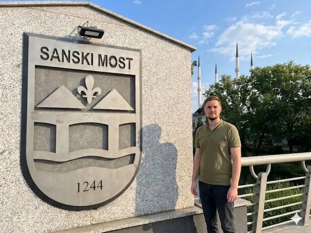 Grundaren av Nektar Sana framför stadsvapnet i Sanski Most, Bosnien